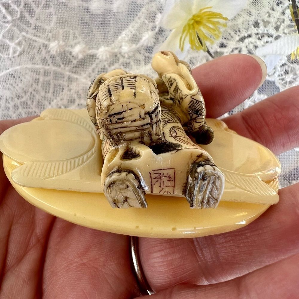 Vintage Japanese Netsuke Style Resin Mother & Child Figures - Picture 5 of 11